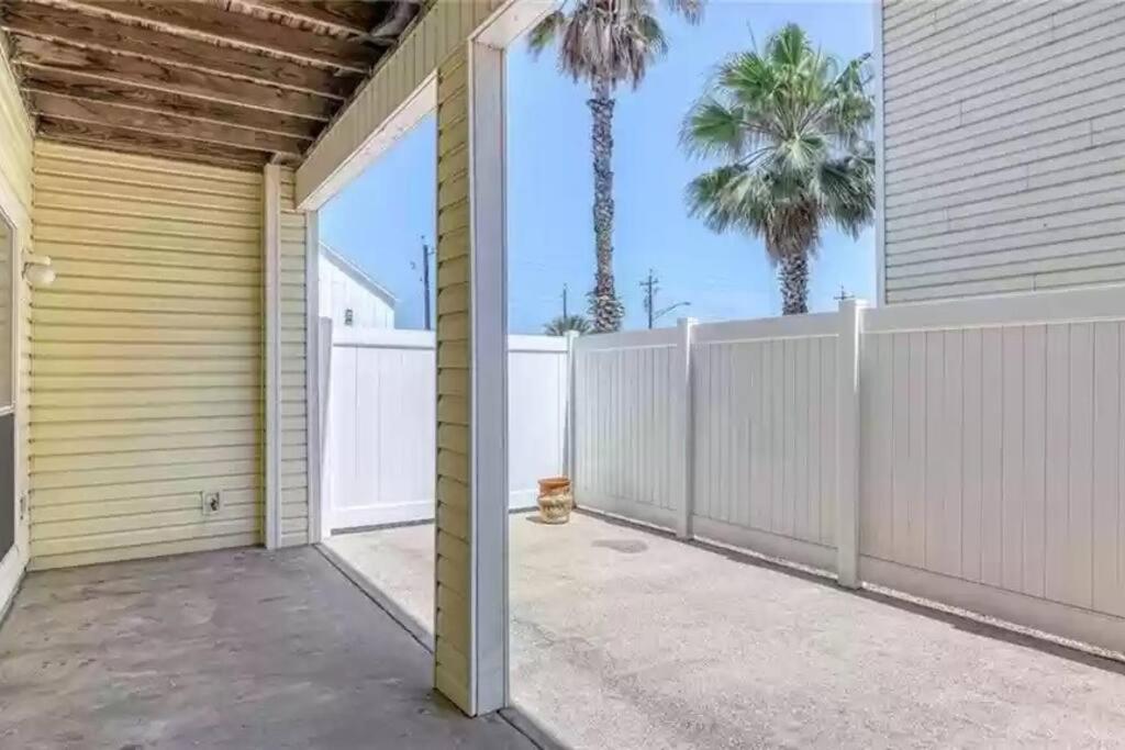 Spacious Home, Short Walk To Beach, Heated Pool! Corpus Christi Exterior photo